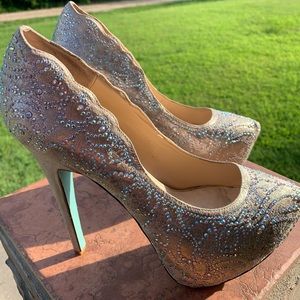 💕Betsey Johnson platform pumps💕